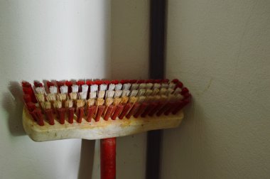 kat fırça kırmızı uzun saplı banyo duvara yaslanmış