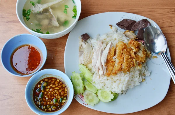 Riz cuit à la vapeur poulet bouilli et frit sur le plat — Photo