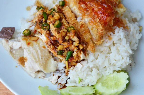 Rýže dušená smíšené vařené a smažené kuře dresinkem omáčka na misce — Stock fotografie