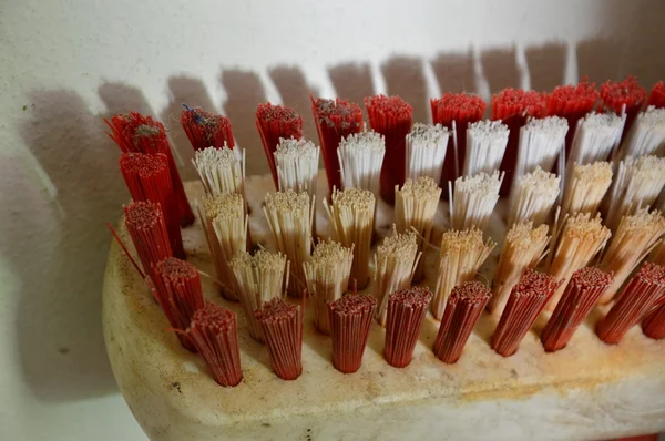 Cepillo de piso con mango largo rojo apoyado en la pared del baño —  Fotos de Stock