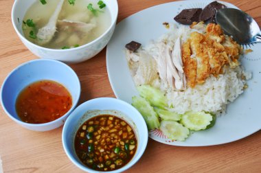 karışık haşlanmış pirinç haşlanmış ve kızarmış tavuk sosu ve çorba ile çanak üzerinde