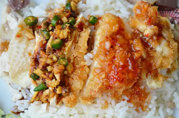 Nasi dikukus dicampur rebus dan saus saus ayam goreng di piring — Stok Foto