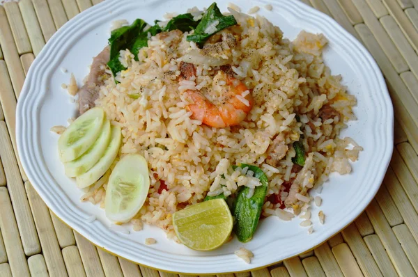 Arroz frito mariscos mezclados y cerdo en el plato — Foto de Stock