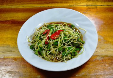 istiridye sosu ve biber ile Kızarmış ayçiçeği filiz çanak üzerinde ilave edin.