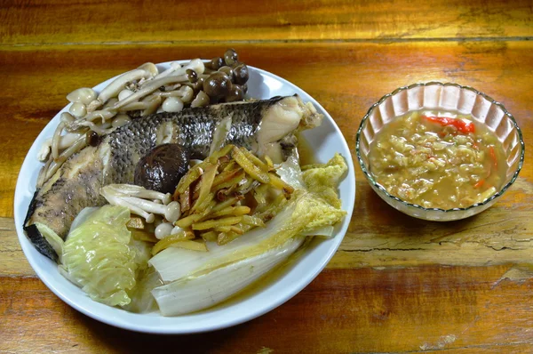 ストライプスネーク ヘッド魚キノコとスライスのピリ辛醤油豆を浸漬生姜蒸し — ストック写真