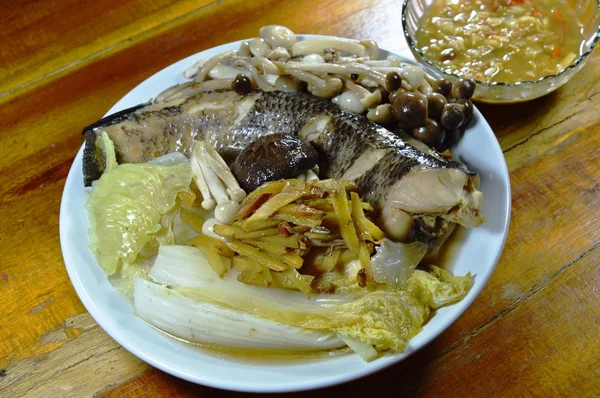 Peixe cabeça de cobra cozido no vapor com cogumelo e fatia de gengibre molho de soja picante — Fotografia de Stock
