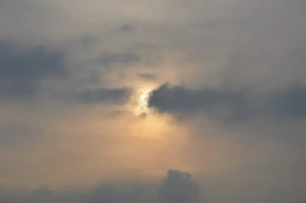 Sezon yağmur üzerinde gölgeli gökyüzü güneş ışığı — Stok fotoğraf