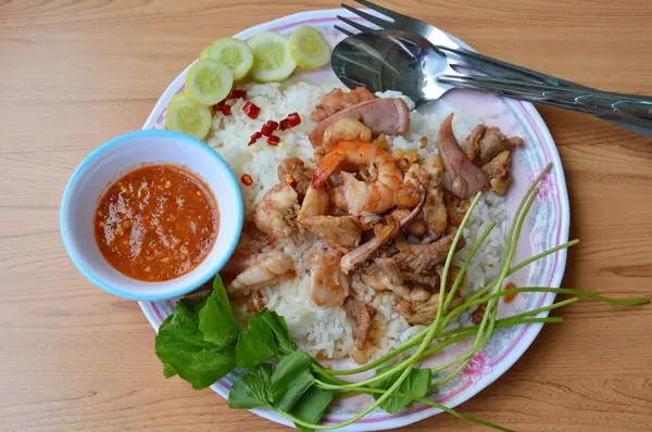 Goreng campur makanan laut dan daging dengan bawang putih di atas nasi — Stok Foto