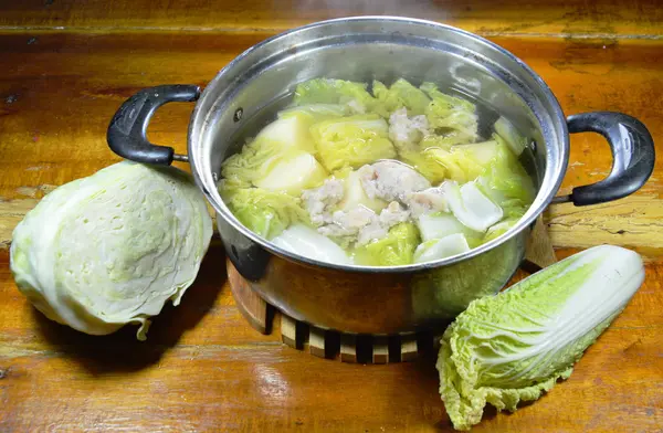 Cavolo cinese bollito con tofu all'uovo e minestra di maiale tritata in pentola calda — Foto Stock