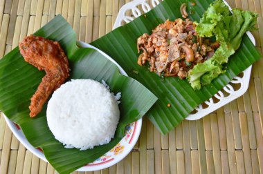 kızarmış tavuk kanadı ve baharatlı kıyılmış domuz salata ile sade pilav yemek