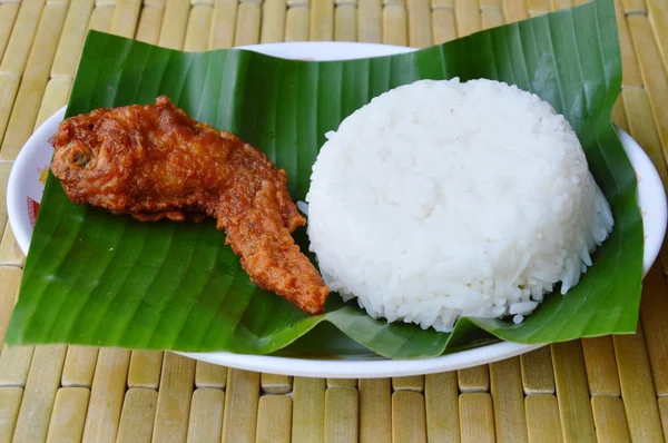 Ala de pollo frito y arroz en hoja de plátano —  Fotos de Stock