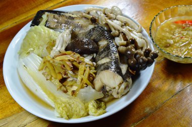 yılan kafa balık mantar ve dilim ile zencefil daldırma soslu baharatlı soya fasulye haşlanmış