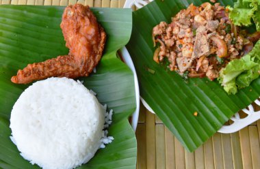 kızarmış tavuk kanadı ve baharatlı chop domuz salata ile sade pilav yemek