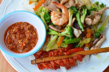 Ahşap sopa ile deniz ürünleri ve domuz eti ve ızgara tavuk derisi kızarmış brokoli karıştırın