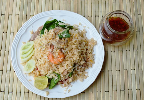 Nasi goreng campur makanan laut dan daging babi dan segelas saus ikan — Stok Foto