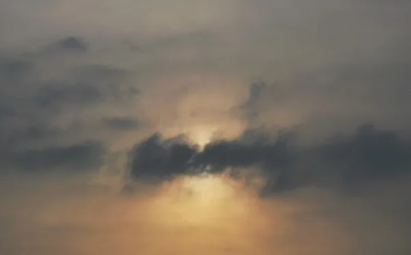 Sluneční světlo za mrak v šerém nebi na období dešťů — Stock fotografie