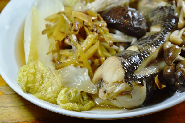 Στον ατμό φίδι κεφάλι ψαριού με μανιτάρια και φέτα τζίντζερ στο πιάτο — Φωτογραφία Αρχείου