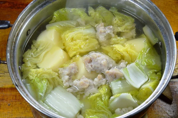 Cavolo cinese bollito con tofu all'uovo e minestra di maiale tritata in pentola calda — Foto Stock