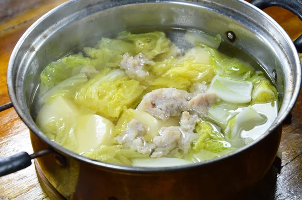 Főtt tojás tofu és szelet sertés leves forró edény kínai káposzta — Stock Fotó