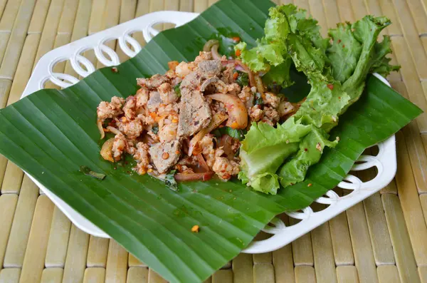 Salad babi cincang pedas di daun pisang segar — Stok Foto