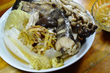 yılan kafa balık mantar ve dilim ile zencefil daldırma soslu baharatlı soya fasulye haşlanmış