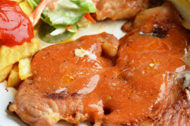 domuz biftek sosu sos ızgara ve Fransız plaka üzerinde kızarmış