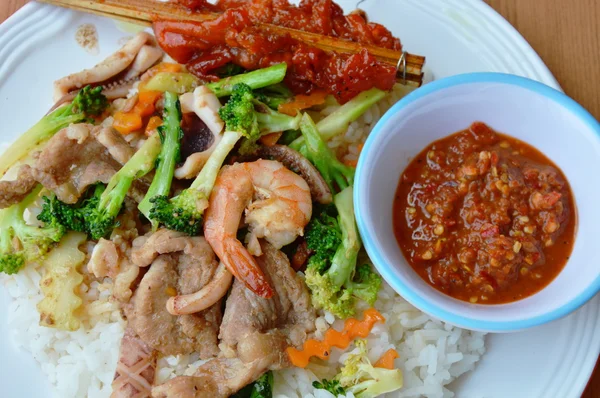 Brokoli goreng aduk dengan seafood dan daging babi dan kulit ayam panggang dengan stik kayu — Stok Foto