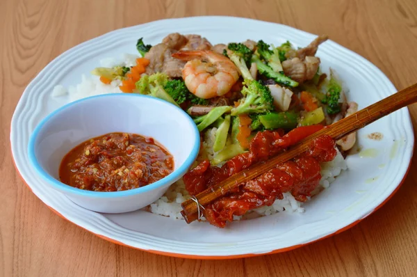Aduk brokoli goreng dengan makanan laut dan daging babi dan pasta udang pedas di cangkir — Stok Foto
