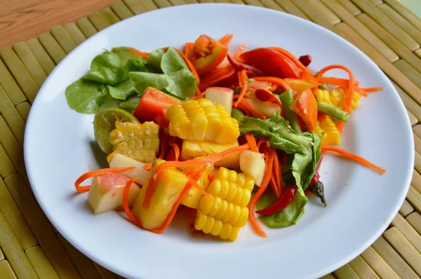Pikantne mieszanek z owoców i warzyw Sałatka na danie — Zdjęcie stockowe