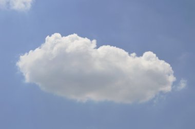 güneşli bir günde gökyüzü arka plan üzerinde bulut