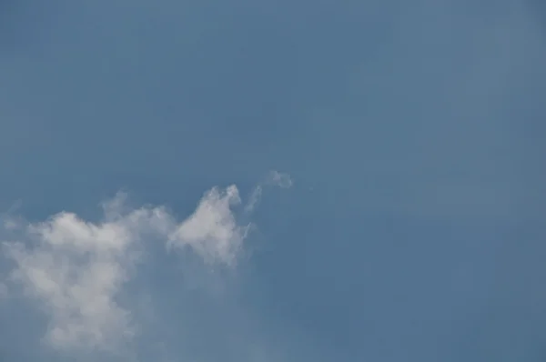 Nuvem no fundo do céu em dia ensolarado — Fotografia de Stock