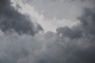 fırtına geliyor ise sıkıcı gökyüzü üzerinde karanlık raincloud