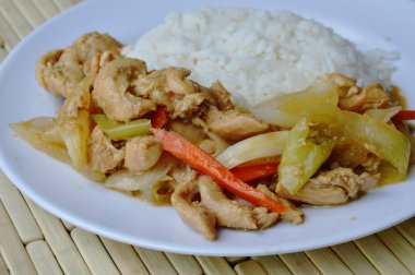 Sade pilav kızarmış tavuk kadar tatlı biber ilave edin