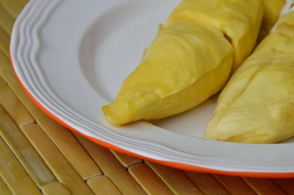 Frutta estiva tropicale durian su piatto — Foto Stock