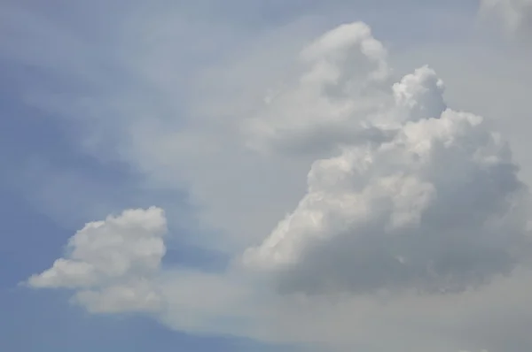 Nublado en el cielo en el día soleado — Foto de Stock