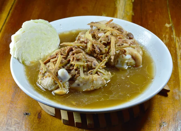 Pollo al vapor con rebanada de jengibre y salsa de pasta de soja en el plato —  Fotos de Stock