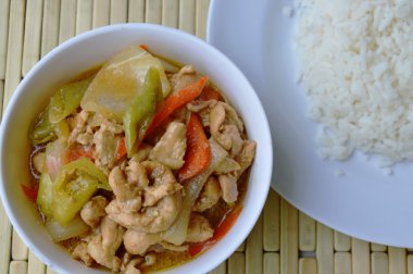 uzun tatlı biber ve sade pilav kızarmış tavukla karıştırın