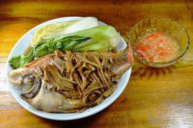 Baharatlı sos daldırma dilim zencefil tepesi sebze ile kırmızı mango balık buğulama