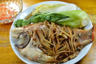 Baharatlı sos daldırma dilim zencefil tepesi sebze ile kırmızı mango balık buğulama