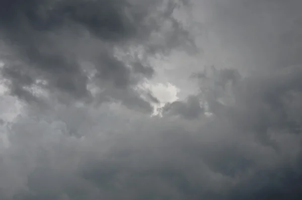 Közben vihar jön tompa égen sötét raincloud — Stock Fotó