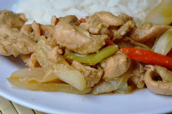 Revuelva el pollo frito con chile largo y dulce sobre arroz llano — Foto de Stock