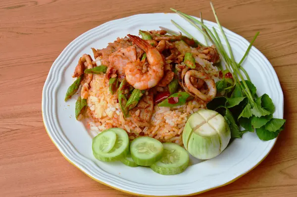 Revuelva los mariscos fritos mezclados y la carne con curry en el arroz — Foto de Stock