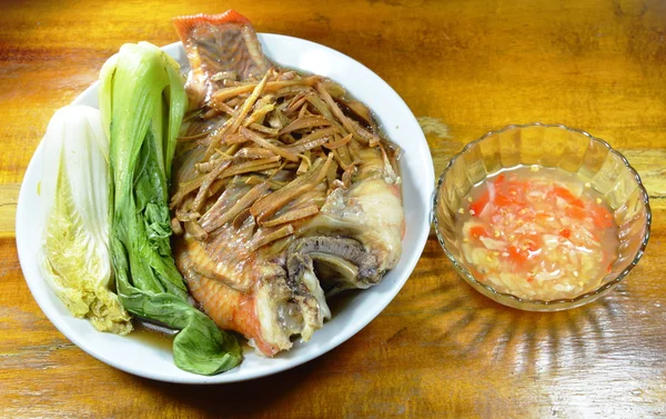Párolt vörös mango hal, zöldség, öntet szelet gyömbér, csípős mártással — Stock Fotó