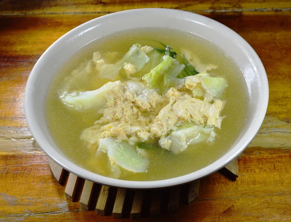 Gekochtes Ei mit Kohl in heißer Suppe auf Schüssel — Stockfoto