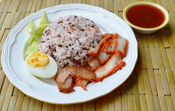 Daging babi merah panggang dalam saus manis dengan nasi coklat di piring — Stok Foto