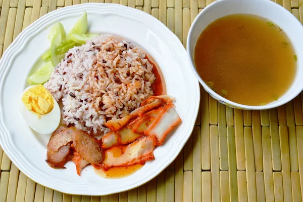 Daging babi merah panggang dalam saus manis dengan nasi coklat dan sup — Stok Foto