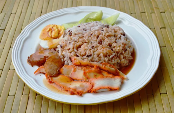 Aderezo de cerdo rojo a la parrilla salsa dulce sobre arroz integral — Foto de Stock