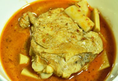 Bambu dilimli körili tavuk ve kasede soğan.