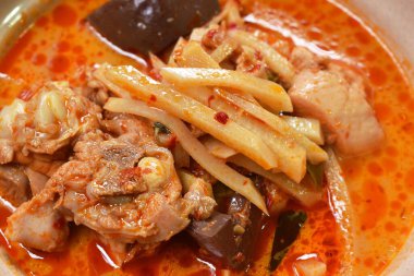 Hindistan cevizi sütlü köri çorbasında tavuk ve kanla haşlanmış taze bambu filizi.