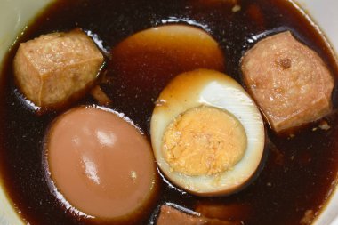 Haşlanmış yarım yumurta ve sebzeli soya peyniri. Kahverengi çorba.